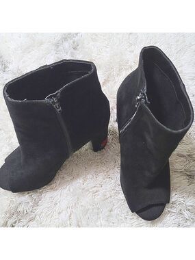 Wild Diva Faux Suede Rose Embroidered Almond Toe Booties Boots Size 9